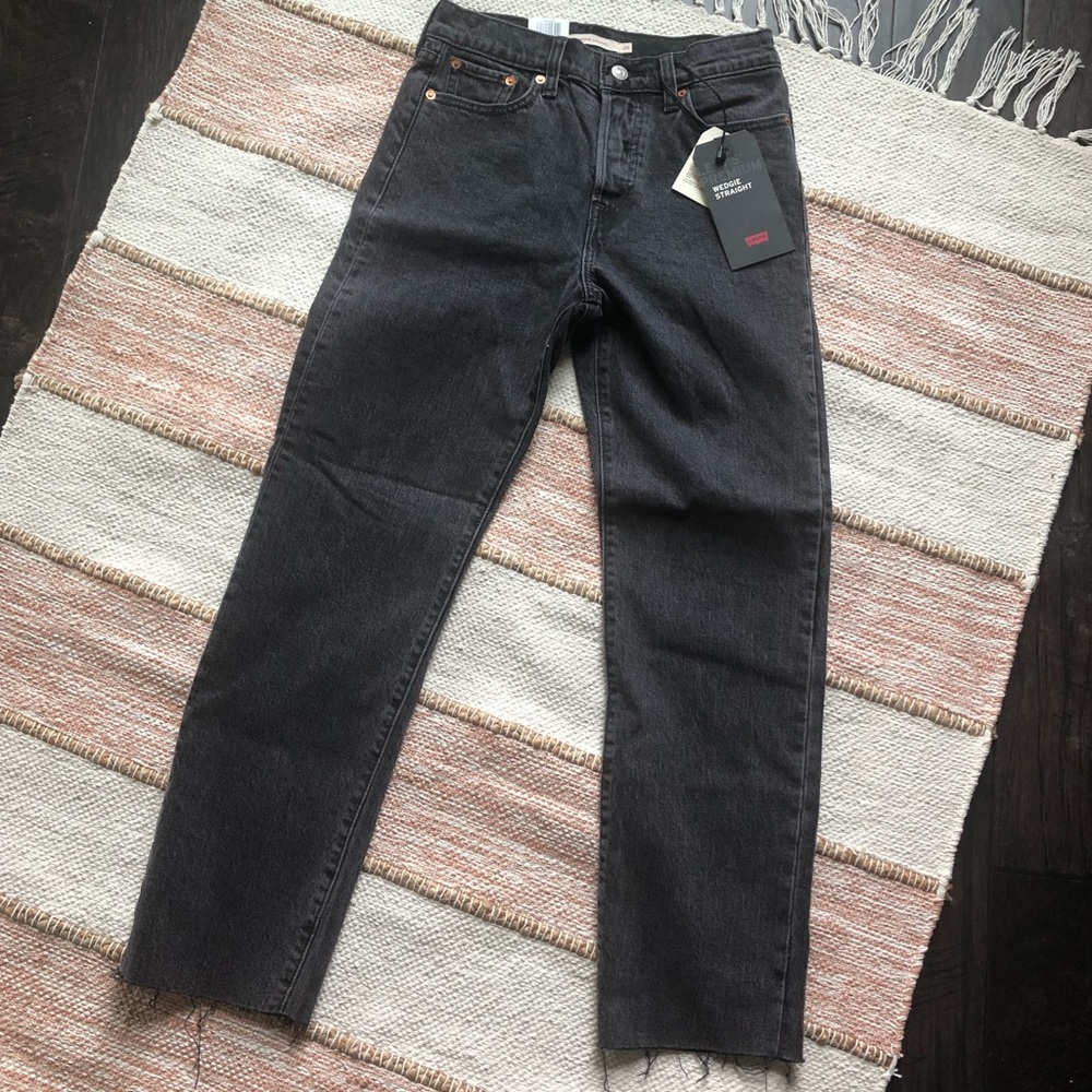 NWT Levi’s Wedgie Straight Grey Raw Hem Jeans - Picture 2 of 6